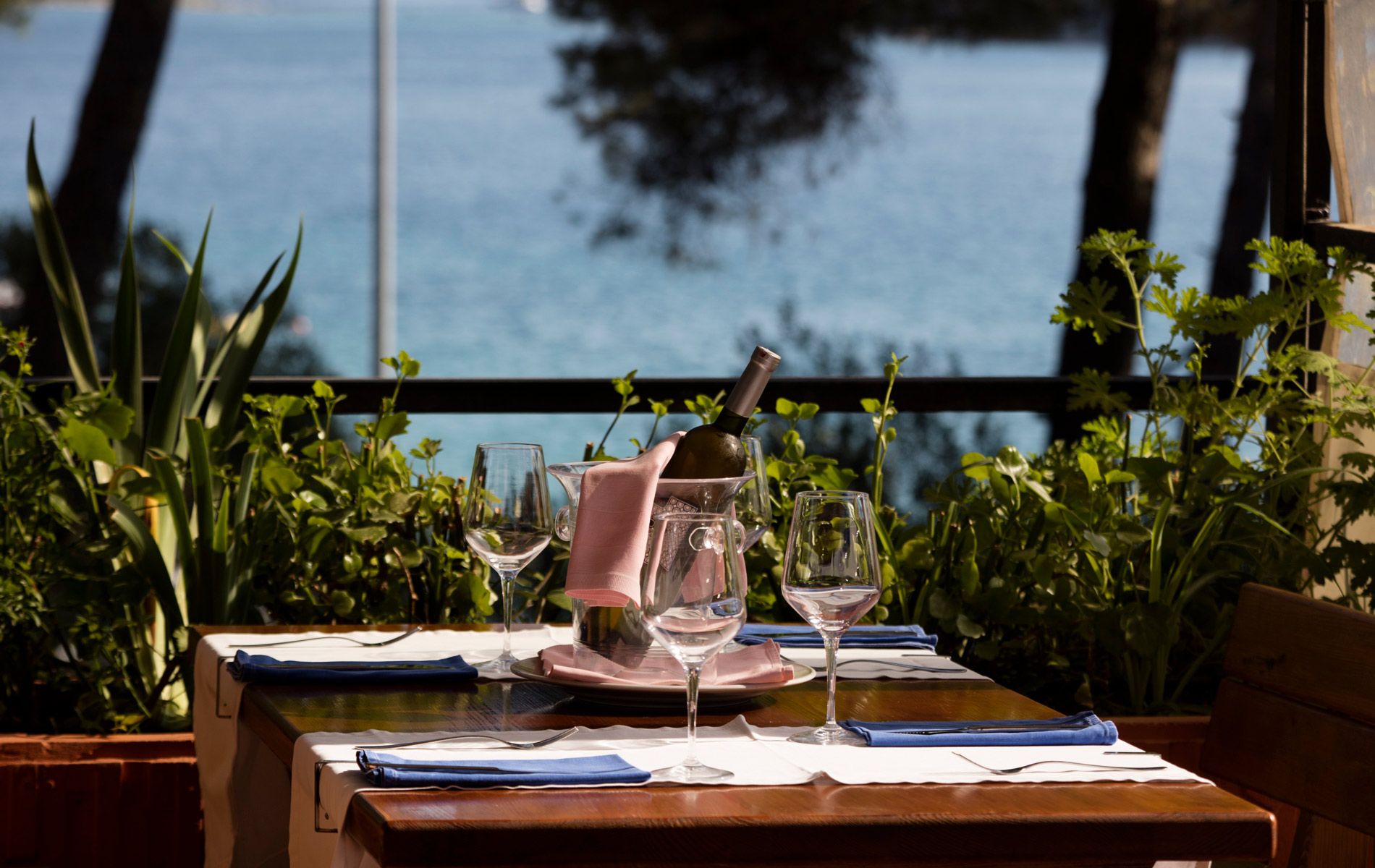 Ristrutturato il ristorante e la terrazza sul mare del Resort Poljana